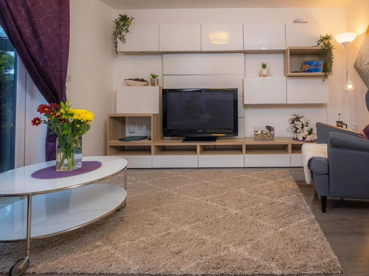 Modern 2 Bed House With Parking And Garden Villa Nottingham 0*,  United Kingdom