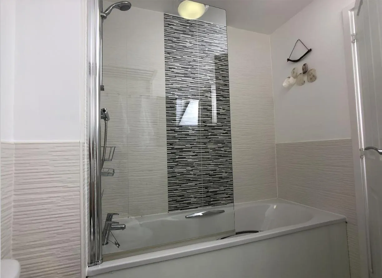 Modern 2 Bed House With Parking And Garden Villa Nottingham